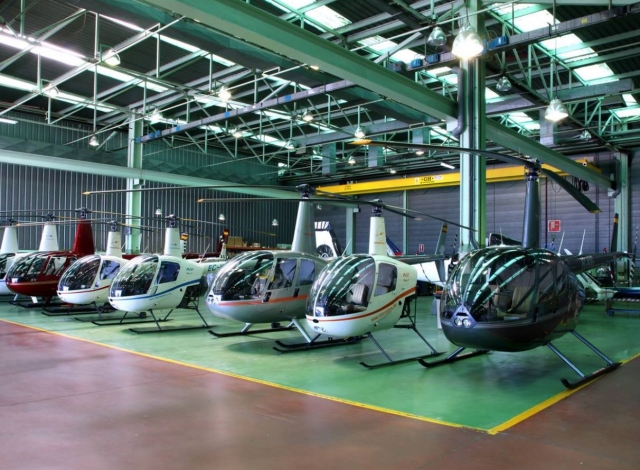 Helicopteros en el hangar